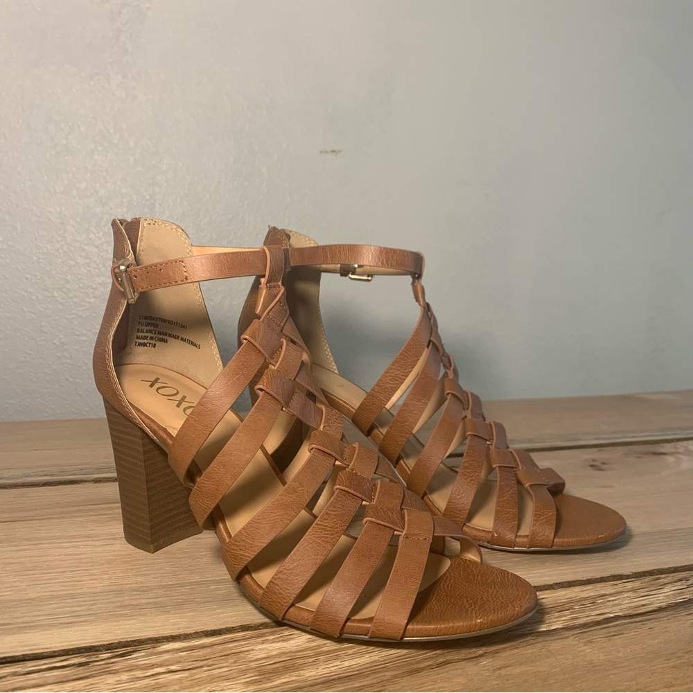 Size 11 heels xoxo brand brown strappy sandal zip up and buckle good condition